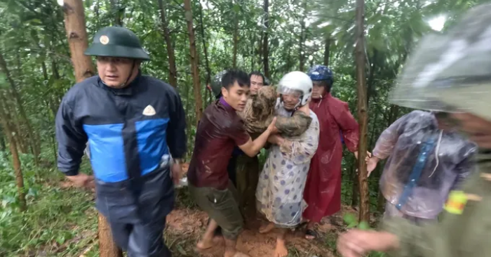 cứu tài xế bị đất vùi lấp