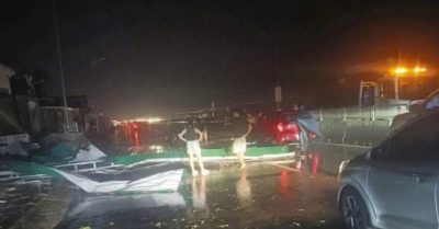 Mưa dông kèm gió lốc: Tôn bay, cây đổ, người dân hoảng loạn giữa đường