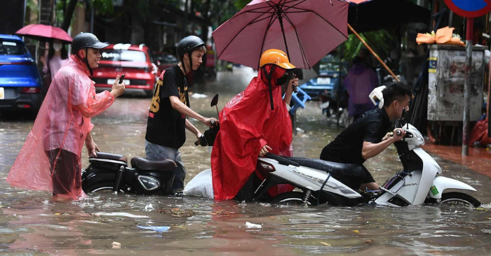 Mưa lớn Hà Nội gây ngập sâu , người dân khốn khổ di chuyển giờ cao điểm