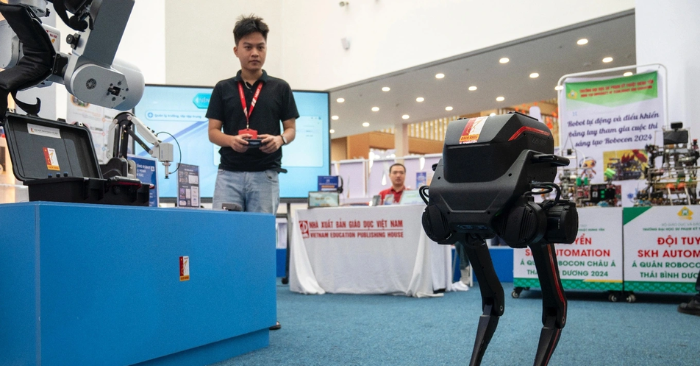 robot nước ngoài dán logo Đại học Bách khoa Hà Nội