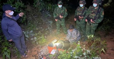 Ém cả tạ thuốc nổ trong bao tải, chở xe máy qua biên giới
