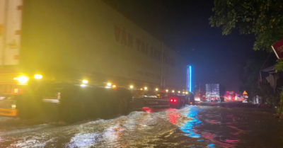 Mưa lớn gây ngập lụt, nhiều tuyến giao thông Bắc – Nam qua Huế tê liệt