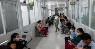 Giao mùa, trẻ nhỏ đồng loạt mắc bệnh hô hấp, bệnh viện nhi quá tải