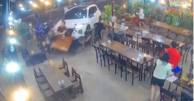 Xe 7 chỗ mất lái đâm thẳng vào quán ăn ở Gia Lai, khiến 2 người thương vong