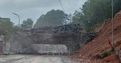 Cổng chào cao nguyên đá Đồng Văn đổ sập sau mưa lớn, du khách tiếc nuối