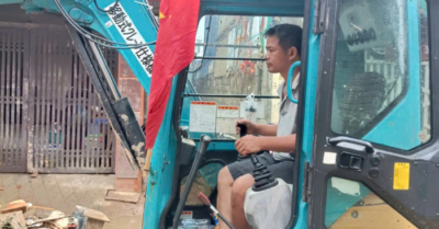 Người đàn ông Hưng Yên lái xe 6 tiếng vượt 160km đến Thái Nguyên giúp dân dọn bùn sau lũ