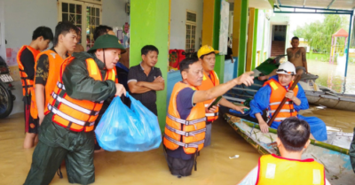 Những suất cơm nghĩa tình giữa vùng ngập lũ Đà Nẵng