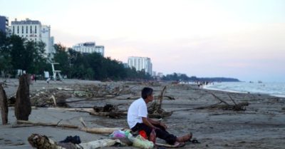 Bờ biển Sầm Sơn ngổn ngang sau 6 ngày siêu bão Bualoi đi qua