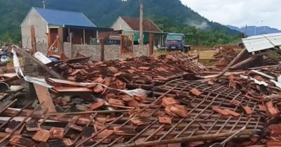 Giông lốc bất ngờ quét qua Nghệ An và Hà Tĩnh, nhiều nhà tốc mái