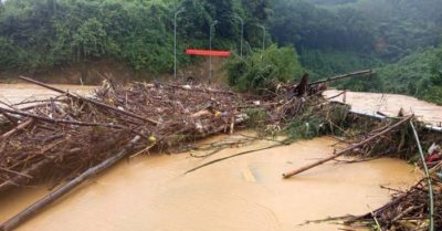 Giải cứu hai ông cháu giữa vòng vây nước lũ ở Tuyên Quang