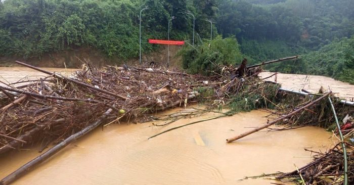 Giải cứu hai ông cháu giữa vòng vây nước lũ ở Tuyên Quang