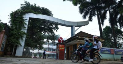 Học sinh Thái Nguyên vượt bùn lầy trở lại trường sau mưa lũ