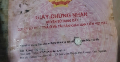 Trả lại sổ đỏ thất lạc sau mưa lũ, người đàn ông từ chối nhận quà hậu tạ