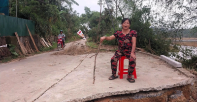 Người phụ nữ 62 tuổi thức dậy từ 3h sáng canh đường sạt lở, cứu nhiều người thoát nạn
