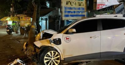 Ô tô tông gãy trụ đèn chiếu sáng trên Quốc lộ 13