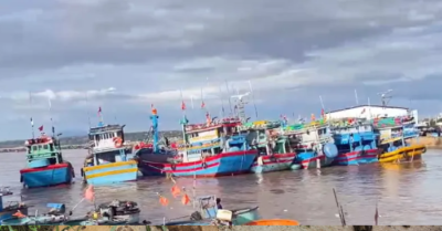 Cuộc đuổi bắt kịch tính cứu 7 tàu cá bị nước lũ cuốn trôi trên sông Cà Ty