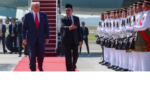 Tổng thống Mỹ Donald Trump nhún nhảy tại Malaysia khi vừa bước xuống Không lực Một