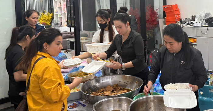 Miền Trung: Chung tay nấu hàng nghìn suất cơm gửi vùng ngập Huế, Quảng Trị mưa lũ