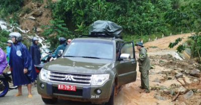 Bộ đội thông tin dầm mưa khôi phục liên lạc từ vùng sạt lở Trà Leng