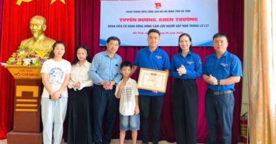 Thanh niên dũng cảm lao xuống dòng nước lũ cứu cháu bé 7 tuổi