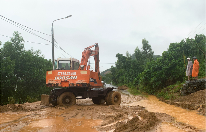 Xe cẩu được huy động đến hiện trường để san gạt đất, đảm bảo an toàn cho người dân tham gia giao thông