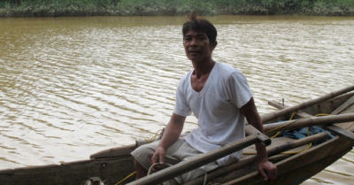 Người chèo thuyền vượt lũ cứu dân