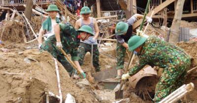 Bộ đội tìm thấy tài sản sau lũ
