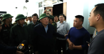 Hàng chục nghìn dân mắc kẹt giữa rốn lũ Đông Hòa