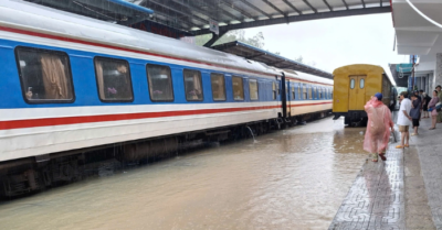 Nhân viên đường sắt lội nước tiếp tế cho hơn 2.000 khách mắc kẹt vì mưa lũ