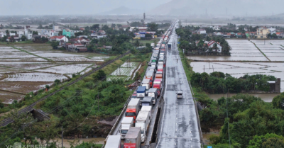 Giao thông miền Trung tê liệt do ngập và sạt lở nhiều tuyến