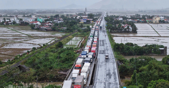 Giao thông miền Trung tê liệt do ngập và sạt lở nhiều tuyến