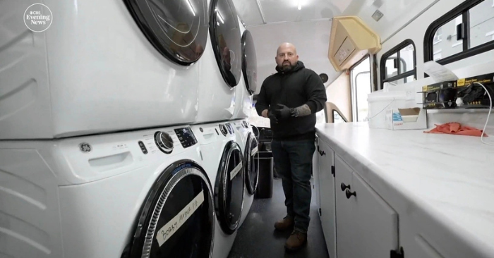 Xe buýt giặt đồ miễn phí hỗ trợ người vô gia cư