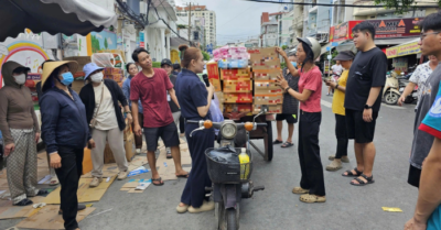 Người bán rau gửi hàng cứu trợ