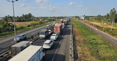 Xe khách hơn 20 người bốc cháy trên cao tốc