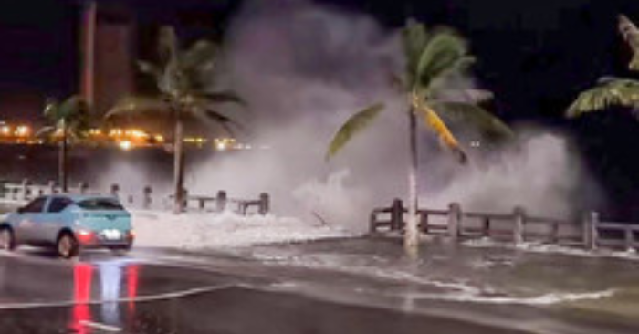 Sóng Biển Tràn Vào Nha Trang