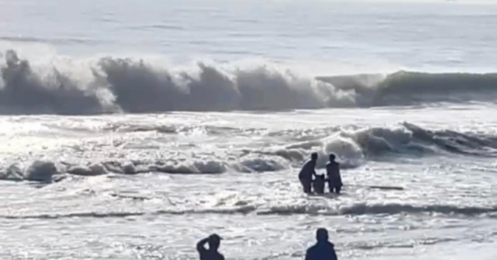 Sóng Biển Tràn Vào Nha Trang