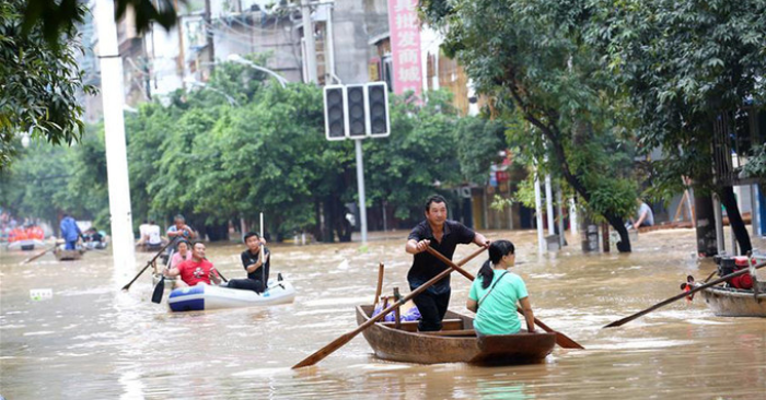 Người chèo thuyền vượt lũ cứu dân