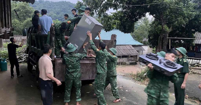 Bộ đội tìm thấy tài sản sau lũ