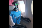 Robot phục vụ lần đầu xuất hiện trên chuyến bay