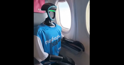 Robot phục vụ lần đầu xuất hiện trên chuyến bay