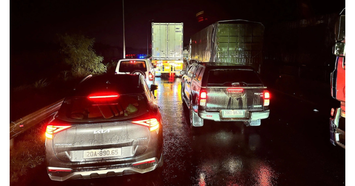 Giao thông miền Trung tê liệt do ngập và sạt lở nhiều tuyến