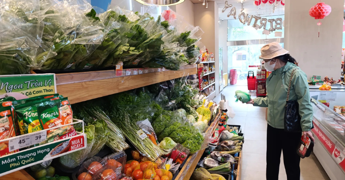 Người lao động chật vật khi giá rau tăng