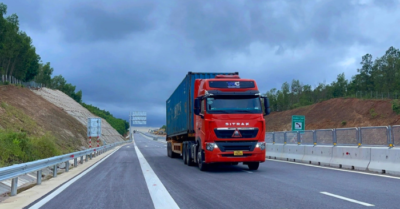 Cô gái lạc vào cao tốc khi tìm bạn