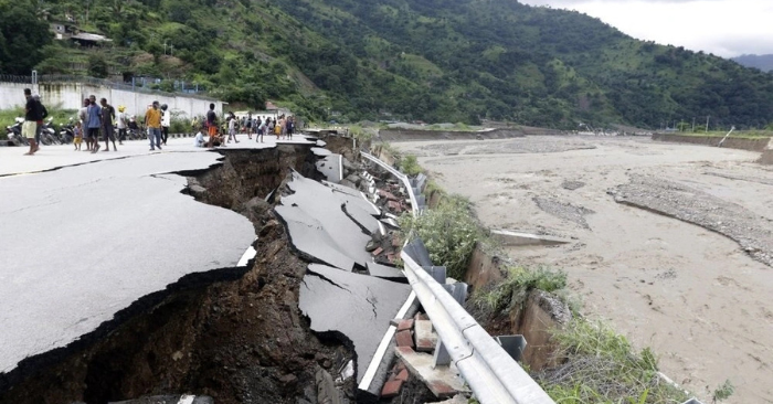 Bão Bất Thường Tàn Phá Indonesia