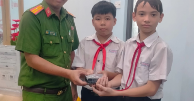 Hai học sinh nhặt được ví chứa 11,8 triệu đồng, kịp thời tìm cách trả lại người đánh rơi