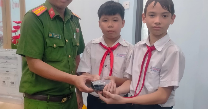 Hai học sinh nhặt được ví chứa 11,8 triệu đồng, kịp thời tìm cách trả lại người đánh rơi