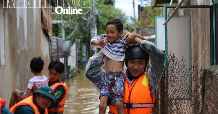 Đi về phía Nhân dân trong trận lũ lịch sử ở Khánh Hòa