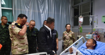 Thủ tướng Thái Lan khóc khi thăm binh sĩ thương nặng do mìn tại biên giới Campuchia