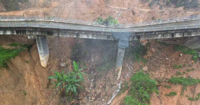 Cầu trên đường huyết mạch ở Huế bị xô nghiêng nặng sau mưa lũ  lịch sử