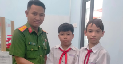 Hai học sinh nhặt được ví chứa 11,8 triệu đồng, kịp thời tìm cách trả lại người đánh rơi